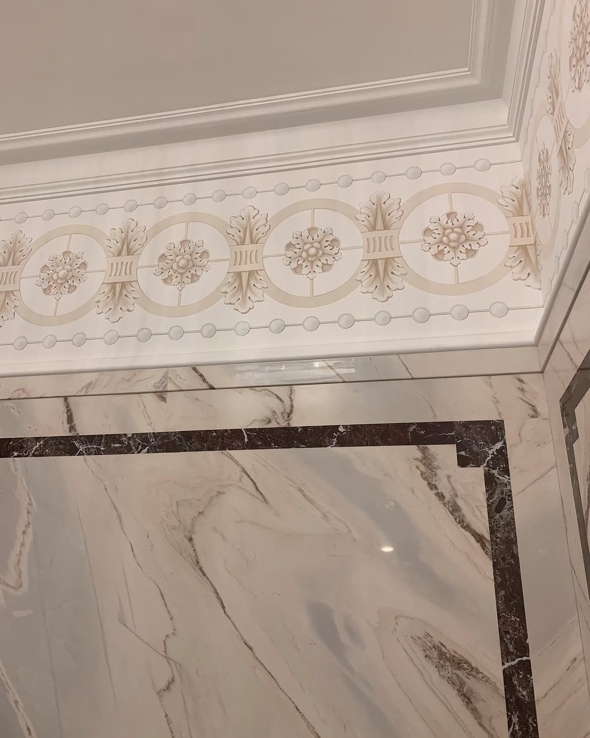 Классический фриз у мрамора